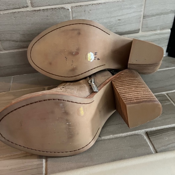 Block Heel Sandels By Vince Camuto Size: 9 - Picture 4 of 6